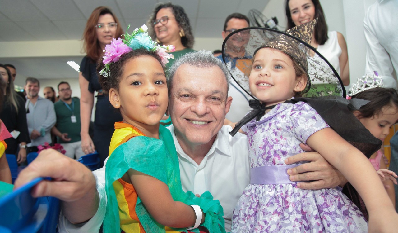 prefeito sarto abraça duas alunas